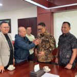 Putra Bupati dan Cucu Datuk Bendahara, Erwin Dimas Dapat Pin Kehormatan JMSI Riau