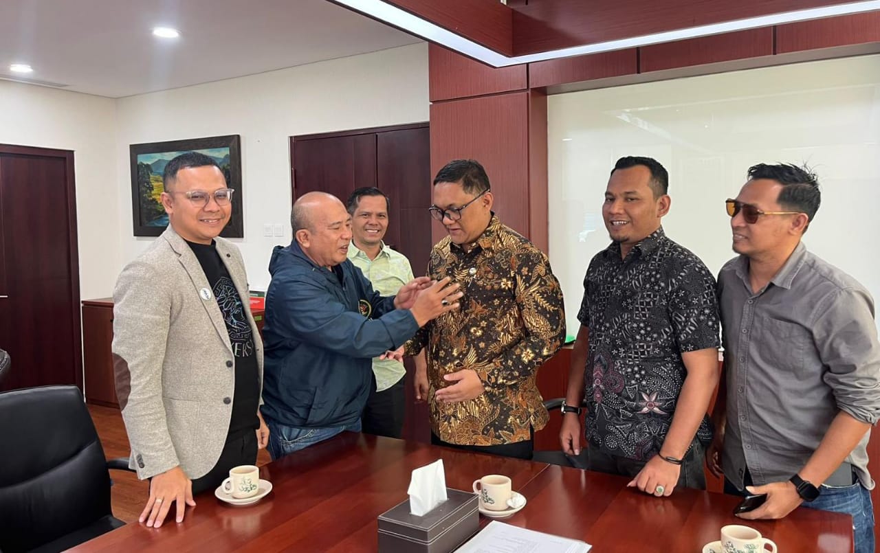 Putra Bupati dan Cucu Datuk Bendahara, Erwin Dimas Dapat Pin Kehormatan JMSI Riau