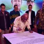 Natalius Pigai Tandatangani “Deklarasi Samarinda” di Rakernas JMSI