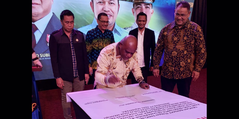 Natalius Pigai Tandatangani “Deklarasi Samarinda” di Rakernas JMSI